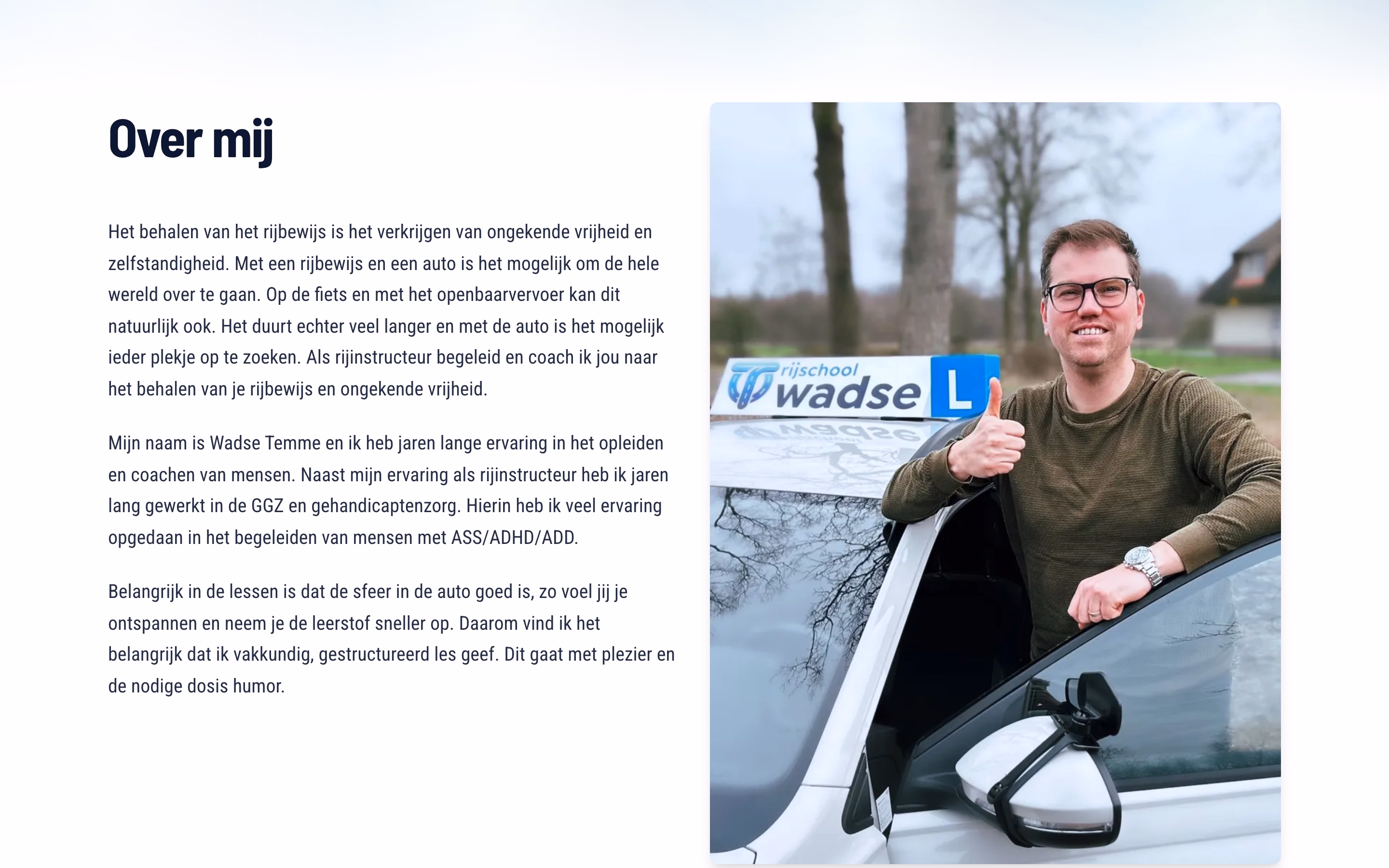 Portrait of instructor Wadse Temme beside the lesson car on the About page