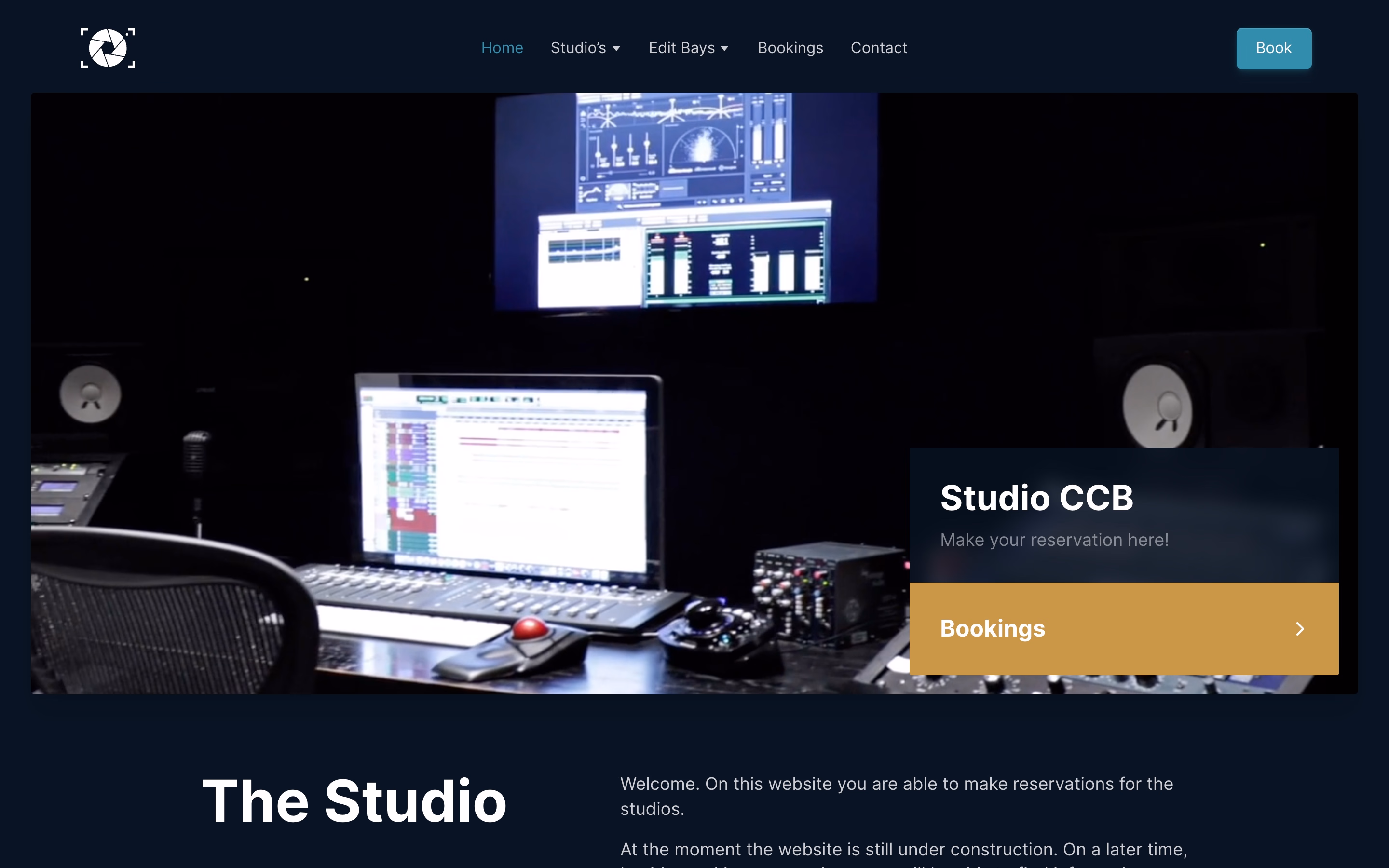 Studio CCB homepage showing a recording studio interior with a reservation call-to-action